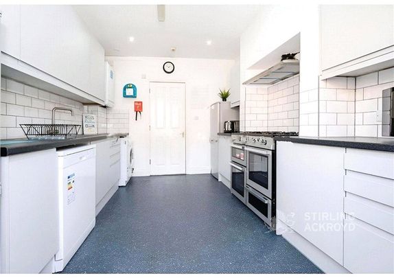 1 bedroom in a house share to rent - Photo 1