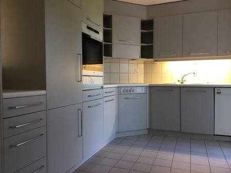 Sunny 4.5-room apartment on the ground floor is waiting for you! - Photo 4