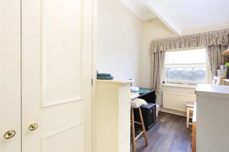 2 bedroom flat in Clapham Common - Photo 5