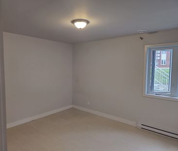 3 1/2 Moderne Situé Au Mont-Bellevue - Photo 1