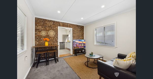 FULLY FURNISHED + RENOVATED ONE BEDROOM + HIP NEIGHBOURHOOD - Photo 1