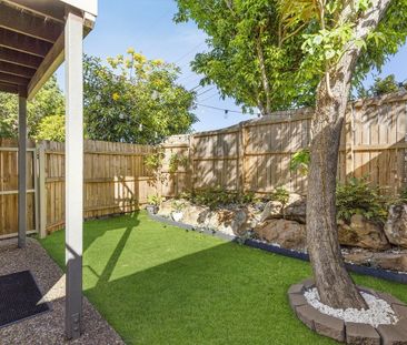 Spacious & Stylish Townhouse in Prime Inner-City Location - Photo 5