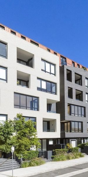 Designer One-Bedroom in Iconic Sugarcube Erskineville - Photo 2