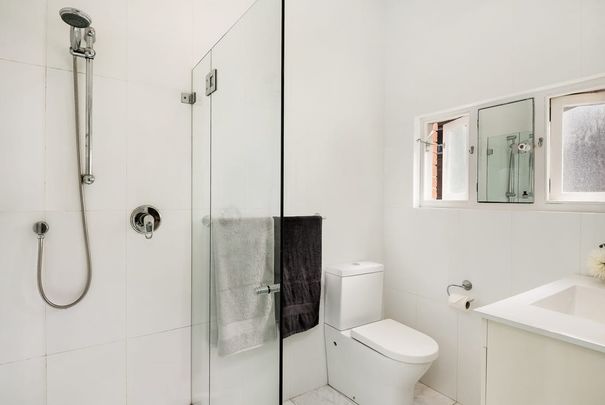 Top Floor Beachside Apartment On Ben Buckler Headland - Photo 1