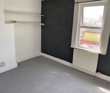 2 bedroom end of terrace house to rent - Photo 3