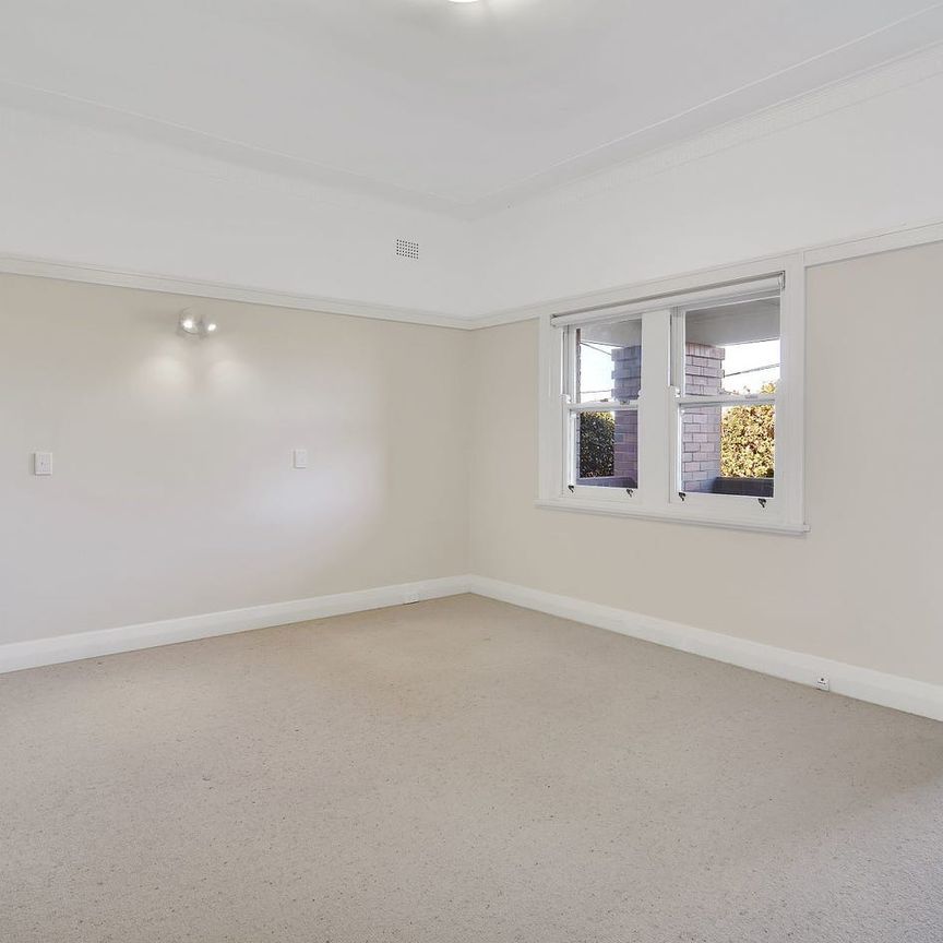 SPACIOUS FAMILY HOME IN QUIET ARTARMON STREET - Photo 1