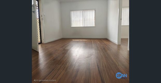 Spacious 4 Beds Family Home in a Convenient Location !! - Photo 1