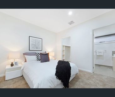 Spacious 4 Bedroom Contemporary Townhouse in Prime Location - Photo 3