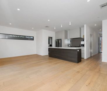 Contemporary Designer Living in Prime Magill Location - Photo 3