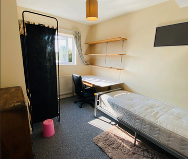 6 bedroom semi-detached house to rent - Photo 1