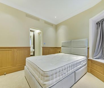3 bedroom in London - Photo 1