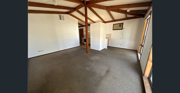 2 BEDROOM CLOSE TO THE TOWN CENTRE - Photo 1