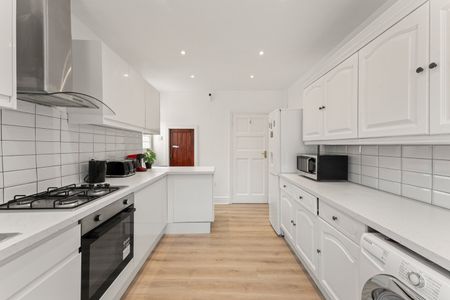 5 Bed Detached House, South Road, SE23 - Photo 2