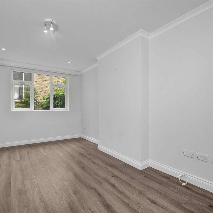 An extensively refurbished, double fronted house in the centre of Guildford - Photo 1