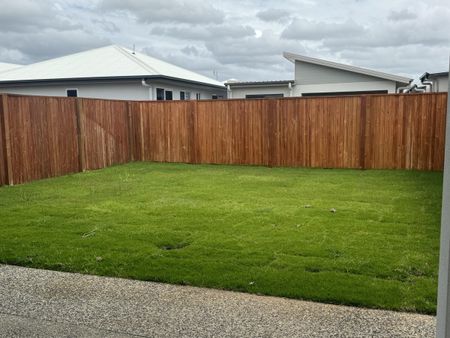 Stunning Coastal Retreat in Garbutt, Queensland - Photo 4