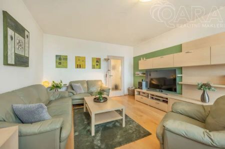 Nabízíme k pronájmu krásný byt o dispozici 3+1, který se nachází v Pražských Strašnicích - Fotografie 3