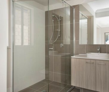 4 Bedroom 2 Living Room House in Ormeau! - Photo 4