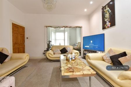 5 bedroom detached house to rent - Photo 2