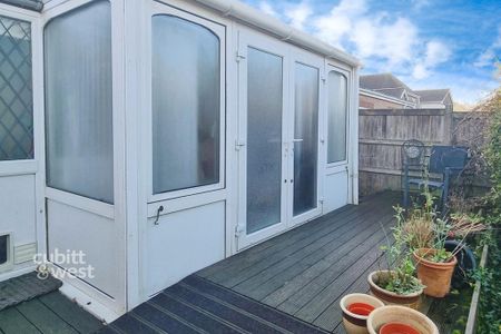 3 bedroom detached bungalow to rent - Photo 2