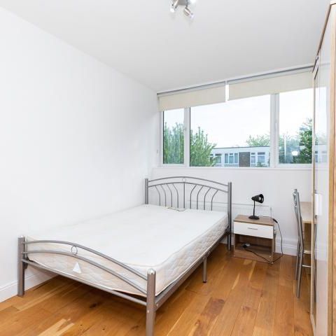 Bright and modern refurbished three / four double bedroom flat with balcony - Photo 1