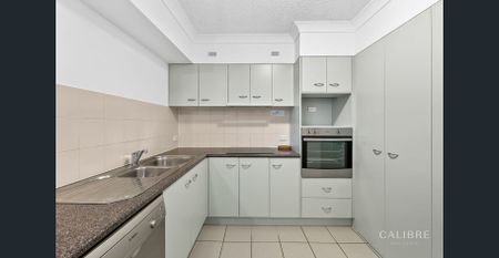 Freshly painted and re-carpeted Auchenflower apartment - Photo 4