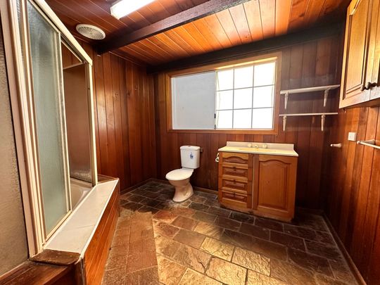 3 Bedroom Family Home with a Peaceful Lookout&excl; - Photo 1