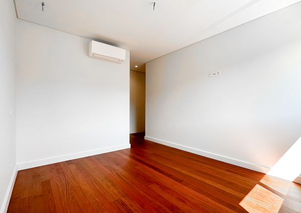 Apartamento T3 com Varanda, Box e Arrumos em Matosinhos Sul