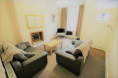 4 Bed - 4 Village Avenue, Burley, Leeds - LS4 2NT - Student - Photo 5