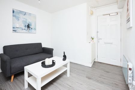 3 Bed Flat, Acorn Grove, B1 - Photo 2