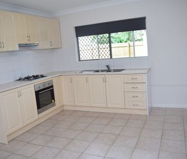 NICELY PRESENTED AND PRIVATE HALF DUPLEX – PET FRIENDLY - Photo 2