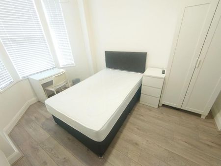 1 bedroom in a house share to rent - Photo 4