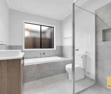 Brand New Spacious Family Home with Double Garage & Year-Round Comfort - Photo 6