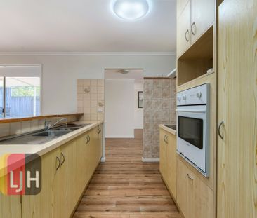 AIR CONDITIONED THREE BEDROOM HOME IN GREAT LOCATION! - Photo 6