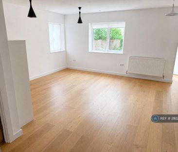3 bedroom flat to rent - Photo 1