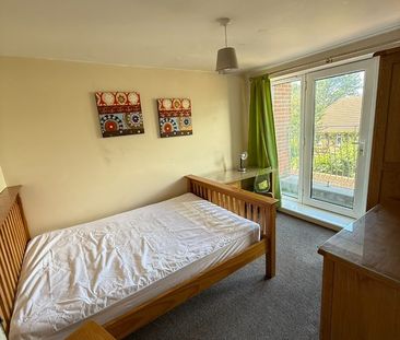 Room in a Shared House, Nesbitt Road, BN2 - Photo 6