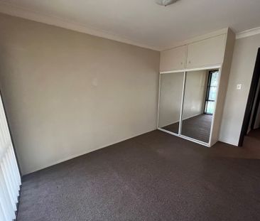 Large three bedroom home in the heart of Ingleburn - Photo 4