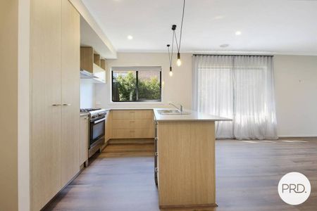 LOVELY FOUR BEDROOM HOME! - Photo 5