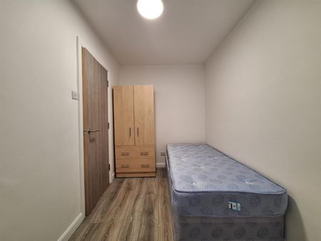Hertford Road, Enfield EN3, London - Photo 2