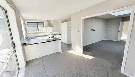 Sunny Spacious Living - Photo 3