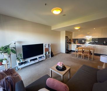 Spacious One Bedder, with large balcony & Car-space - Photo 2
