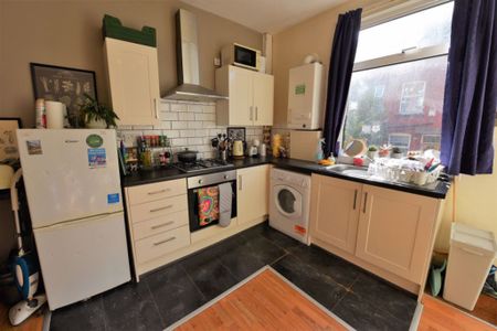 2 bedroom Flat in Harold Grove, Leeds - Photo 3