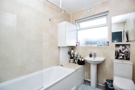 4 bedroom end of terrace house to rent - Photo 4