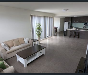 Modern & Spacious 2-Bed, 2-Bath Apartment with Secure Parking - Photo 2