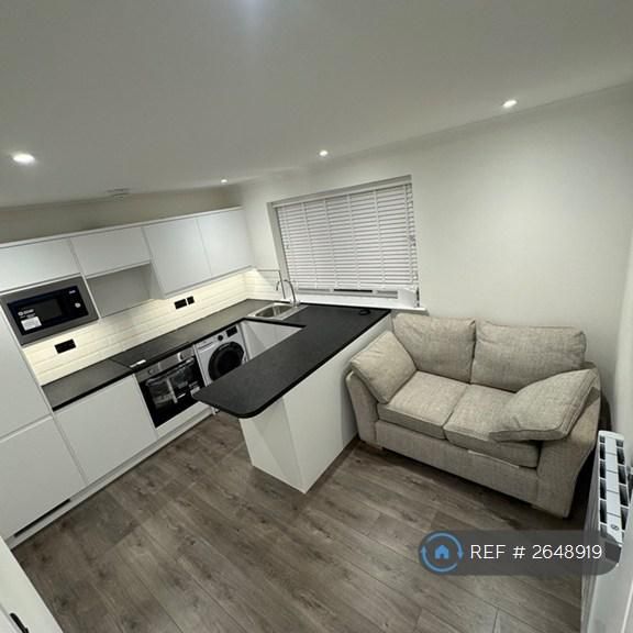 1 bedroom in a flat share to rent - Photo 1