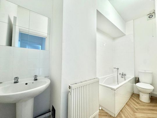 4 bedroom end of terrace house to rent - Photo 1