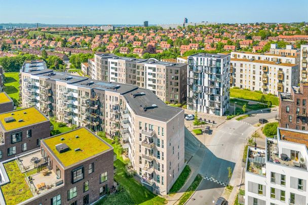 God 3-værelses med rummelig altan og lille havkig - Foto 1