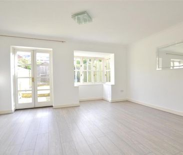 3 bedroom end of terrace house to rent - Photo 2
