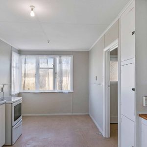 2 bedroom home in Otara! - Photo 2