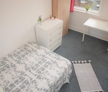 Gables, Bournemouth, BH1 - Photo 1