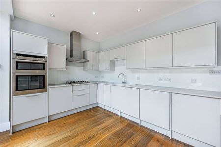 A stunning three bedroom family home with private garden. - Photo 5